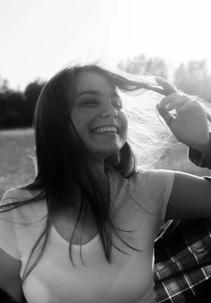 Uma menina feliz com longos cabelos pretos em um campo de trigo. Ele desfruta dos momentos felizes de sua vida. — Fotografia de Stock