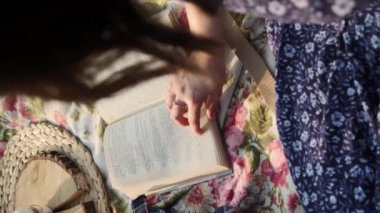 İki kardeş doğada yürüyor, iletişim kuruyor, sırlarını paylaşıyor ve kitap okuyor. Dikey video.