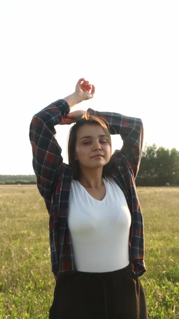 Ein junges Mädchen genießt den Moment in der Natur. Vertikales Video. — Stockvideo