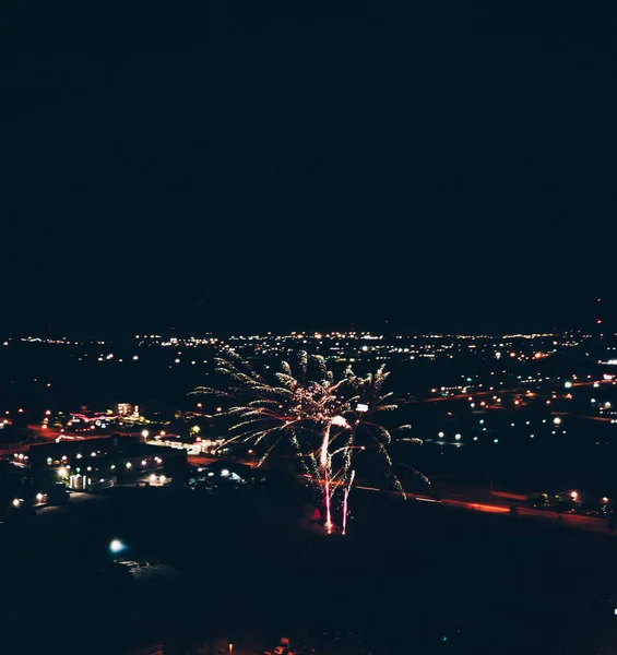 Gece şehrinin kuş bakışı görüntüsü.