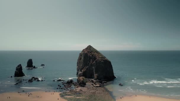 Με πανοραμική θέα του ωκεανού και των βράχων. Τυρκουάζ φόντο νερού με θέα από ψηλά. — Αρχείο Βίντεο