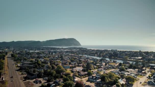 A small town on the background of the ocean and high mountains with a view from above. — Stock Video