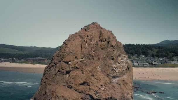 Vista panorámica del océano y las rocas. Fondo de agua turquesa con vista desde arriba. — Vídeo de stock