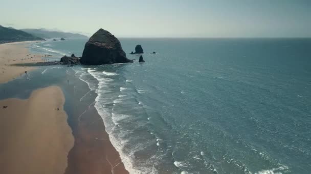 Blick aus der Vogelperspektive auf das Meer und die Felsen. Türkisfarbener Wasserhintergrund mit Blick von oben. — Stockvideo