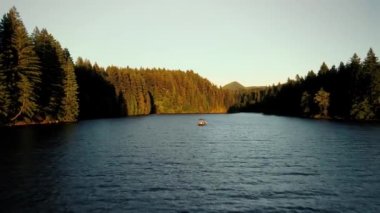 Tepeli arazisiyle birlikte nehrin üzerinde güneşin doğuşunu kuşbakışı izlemek..