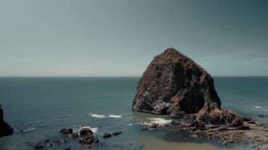 Okyanus ve kayaların kuş bakışı görüntüsü. Yukarıdan manzaralı turkuaz su arkaplanı.