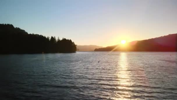 Birds-eye view van de zonsopgang over de rivier met heuvelachtig terrein. — Stockvideo