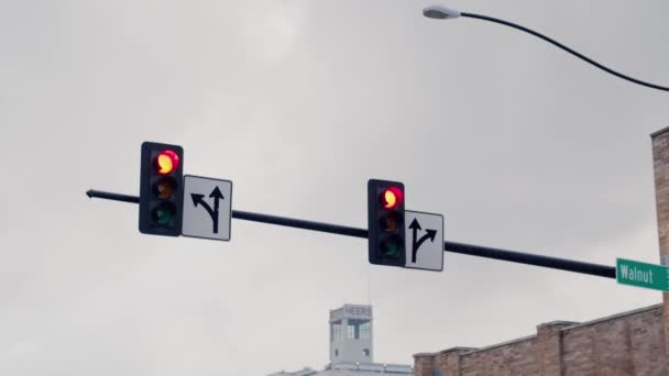 The traffic light is broken, and the yellow light does not work. It works in red and switches to green. — Stock Video