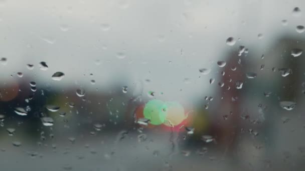 Grandes gotas de lluvia golpearon el cristal de la ventana durante un aguacero de verano. — Vídeos de Stock