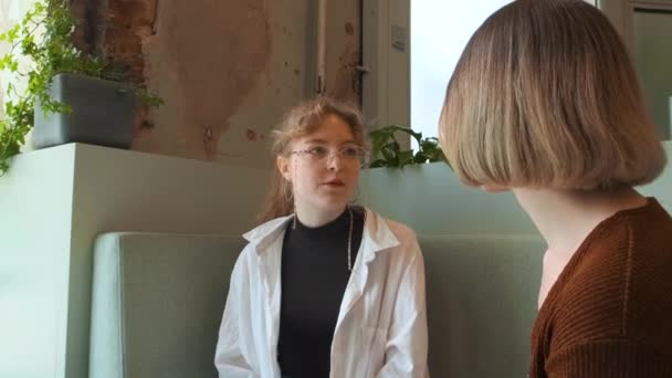 Jonge meisjes werken op afstand in een café op het zomerterras. Freelancers communiceren met collega 's via videolink. — Stockvideo