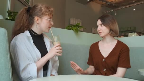 Le ragazze lavorano a distanza in un caffè sulla terrazza estiva. I freelance comunicano con colleghi via collegamento video. — Video Stock