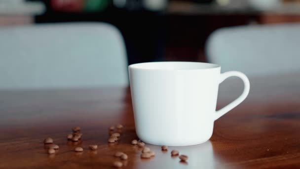 Кружка горячего кофе на столе Свежий вкусный кофе готов пить. — стоковое видео