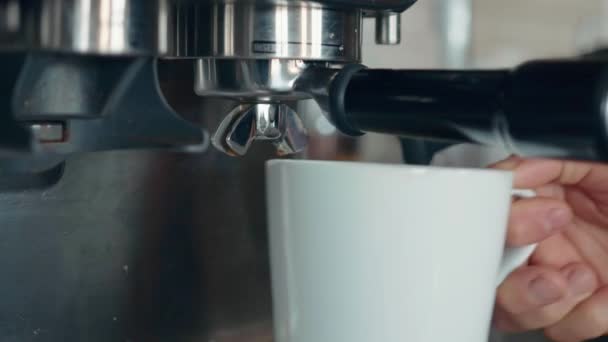 Filmación B Rollo de verter el flujo de café de la máquina en la taza. Inicio haciendo café expreso caliente. — Vídeos de Stock