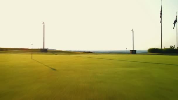 Drone vliegt over het veld en de weg bij zonsondergang. Prachtig zomers landschap. — Stockvideo