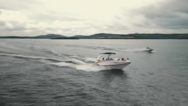 Rám sebraný z dronu. Loď pluje vysokou rychlostí po řece. — Stock video