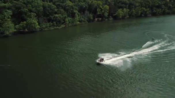 La photographie aérienne est un cliché épique de la course de jet ski sur une grande rivière. — Video