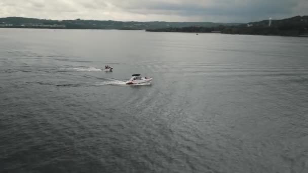 Rám sebraný z dronu. Loď pluje vysokou rychlostí po řece. — Stock video