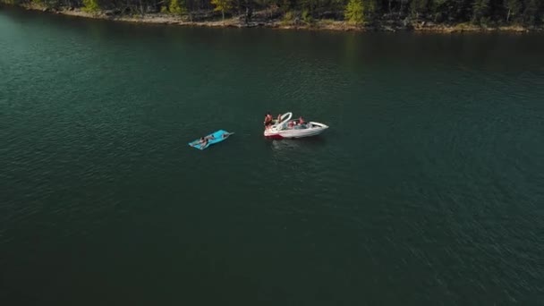 Motorový člun na vodě. Panoramatický výhled na řeku se dvěma čluny. Horní pohled. — Stock video