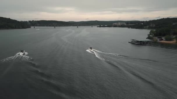 Rám sebraný z dronu. Loď pluje vysokou rychlostí po řece. — Stock video