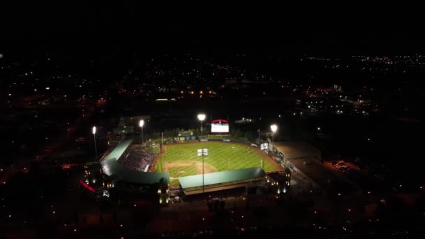 Madártávlat egy baseball stadionra, ahol az emberek baseballoznak a pályán.. — Stock videók