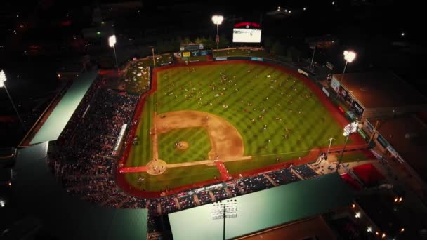 Pohled z ptačí perspektivy na baseballový stadion s lidmi hrajícími baseball na hřišti. — Stock video
