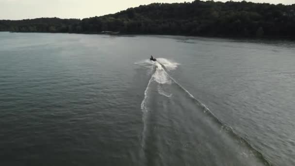 Sebuah bingkai diambil dari sebuah drone. Kapalnya berlayar dengan kecepatan tinggi di sungai.. — Stok Video