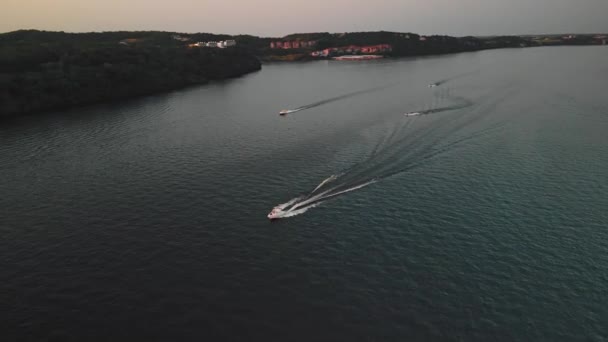 Un disparo de marco en el dron. El río en el que el barco pasea en el fondo de una hermosa puesta de sol. — Vídeos de Stock