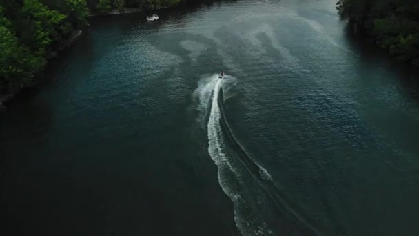 Flygfotografering är en episk bild av jet ski racing på en stor flod. — Stockvideo
