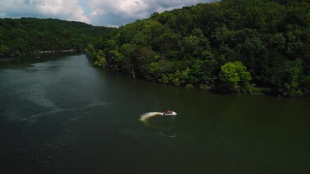 La fotografía aérea es una toma épica de las carreras de motos acuáticas en un gran río. — Vídeos de Stock