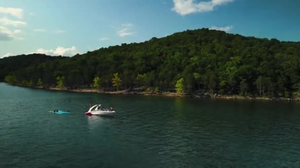 Rám sebraný z dronu. Loď se zastavila uprostřed řeky a mladí lidé skočili do vody a bavili se. — Stock video