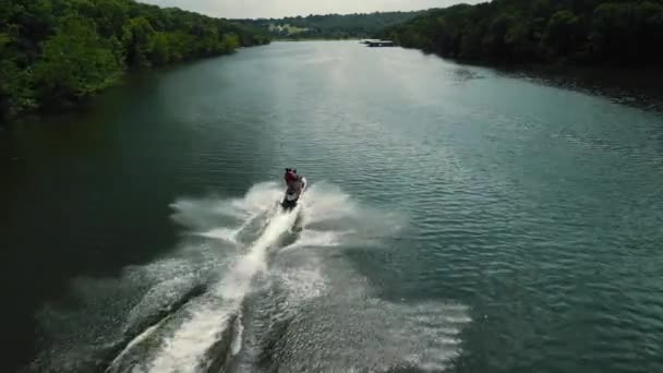 空中写真は、大きな川でジェットスキーレースの壮大なショットです。. — ストック動画
