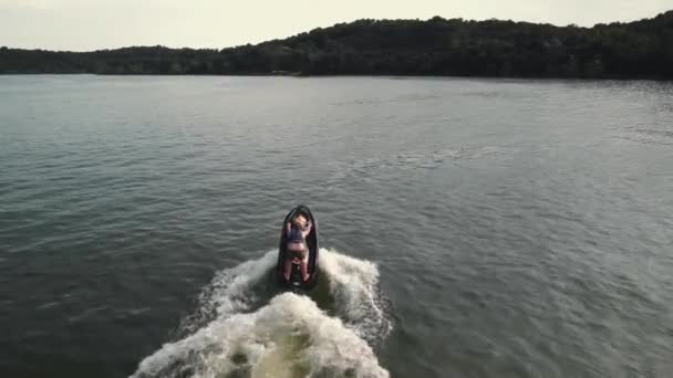 Fotografia aerea è un epico scatto di jet ski da corsa su un grande fiume. — Video Stock