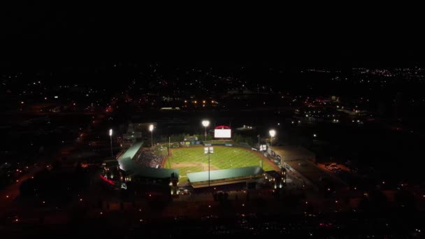 Vista panorâmica de um estádio de beisebol com pessoas jogando beisebol em campo. — Vídeo de Stock