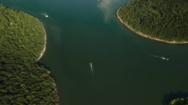 Nehrin üst manzarası ve sızıntıları. Nehir ormanın yakınında yer alıyor.