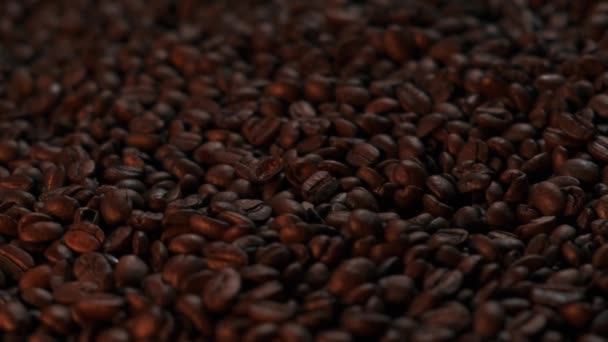 Close-up van koffiezaden. Aromatische koffiebonen zijn gebrande, hete aromatische koffie. Bereid in de gebrande koffiesector. — Stockvideo