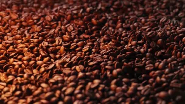 Graines de café de taille moyenne. Les grains de café aromatiques sont torréfiés, café aromatique chaud. Préparé dans l'industrie du café torréfié. — Video