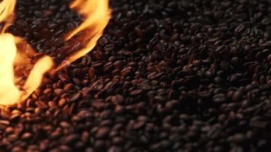 Kahve çekirdeklerine yakın çekim. Aromatik kahve çekirdekleri kavrulmuş, sıcak aromatik kahve. Kızarmış kahve endüstrisinde hazır..