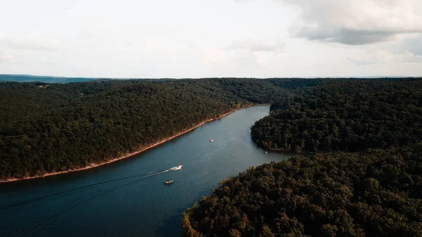 İtalya 'da Iseo Gölü' nde arka planda dağlarla dolu bir tekne. 