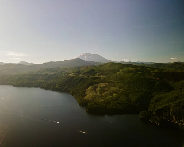 Açık bir günde St. Helens Dağı 'nın manzarası