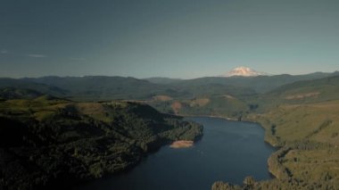 Saint Helens Dağı, Washington 2019 dolaylarında. Saint Helens Dağı ve Spirit Gölü 'nün havadan görünüşü. Helikopterden Cineflex gimbal ve RED 8K kamerayla çekildi..