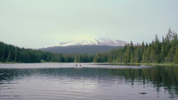 Folk njuter av båtliv och simning under varma sommardagar vid Trilliumsjön vid Mt Hood, Oregon. — Stockvideo