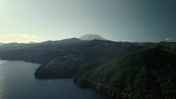 Estate montagne verdi con cielo blu paesaggio. Filmati aerei dell'elicottero. — Video Stock