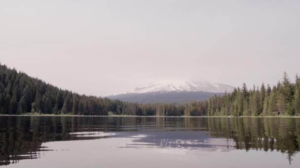 电影三脚架拍摄或三脚架湖的山。日出时分在俄勒冈州的兜帽 — 图库视频影像