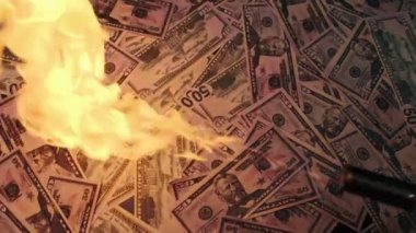 50 dolarlık banknotların yakılması. Bir yığın paradan çıkan ateş. Ekonomik kriz ve ekonomik kriz. Kağıt para kaybı kavramı. 
