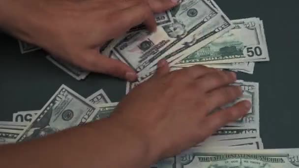 Gros plan de l'homme comptant argent Dollars. — Video