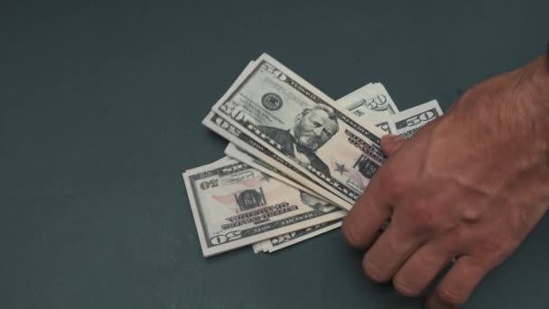 Codicioso hombre de negocios irreconocible manos agarrando muchos billetes de cien dólares . — Vídeo de stock