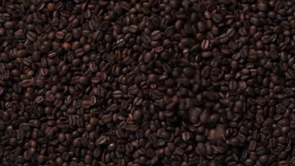 Fragantes granos de café tostados están salpicando. Humo aromático y fondo marrón en cámara lenta — Vídeos de Stock