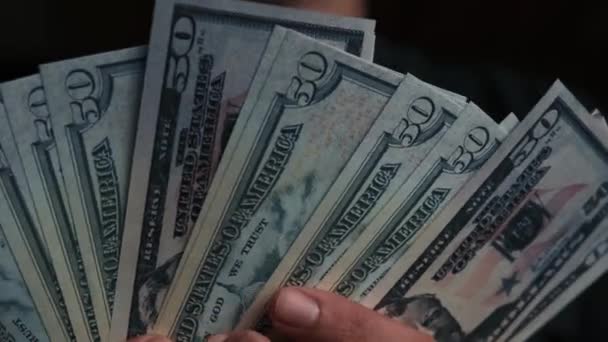Primo piano di banconote da cento dollari nelle mani di un banchiere. — Video Stock