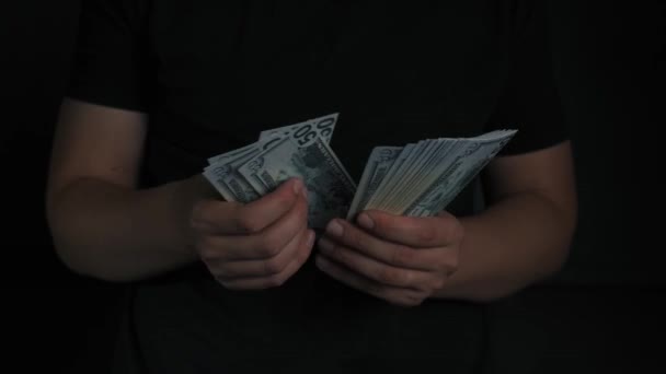 Hacker menghitung dolar di tangan — Stok Video