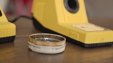 Levye ucu üzerinde erimiş lehim kablosunun makro görüntüsü.